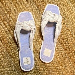 *NWOT* White Lulu’s sandals